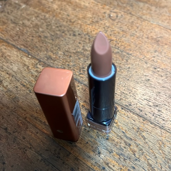 🍭💋Tempting Toffee Covergirl Lipstick - Picture 3 of 6
